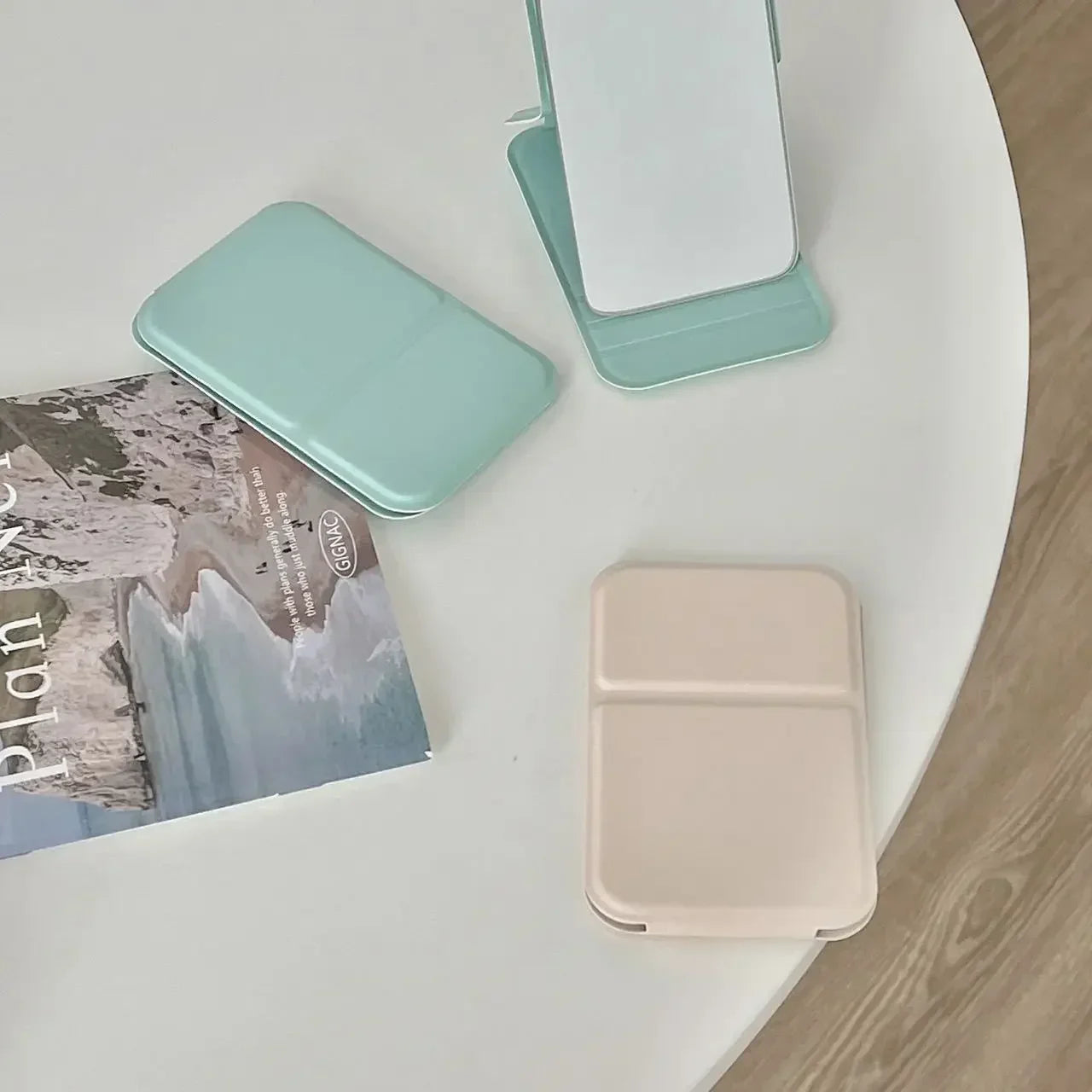 Specchio pieghevole in pelle PU per il trucco Elegante Specchio portatile compatto per viaggio e uso quotidiano